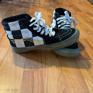 Men’s size 8 high top glow in the dark Vans